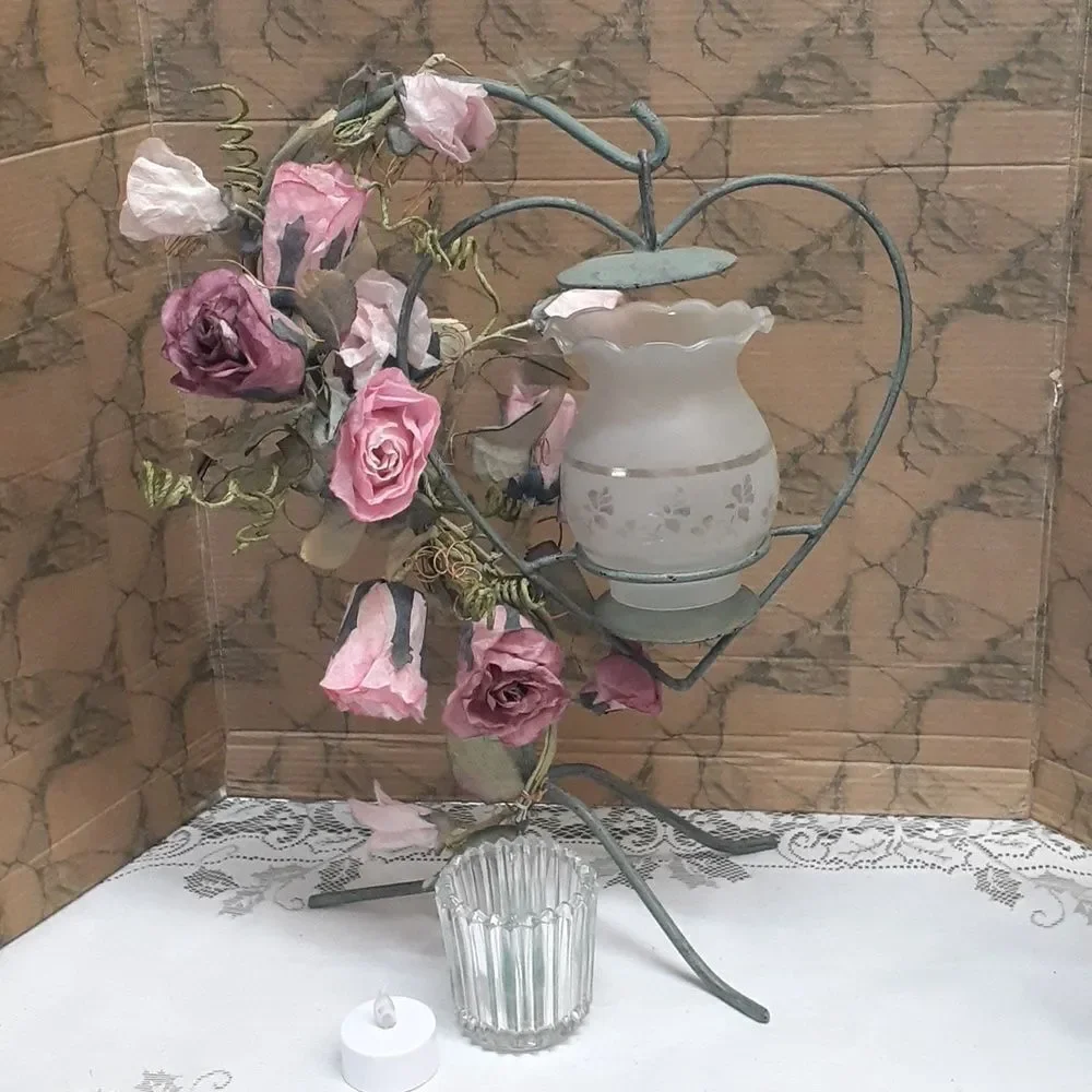 -‎ Verde Green metal hanging heart candlelight with pink roses.